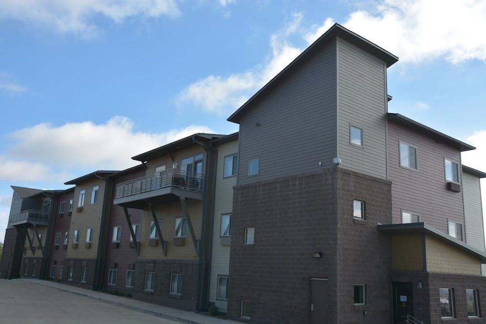 Roosevelt Inn & Suites Watford City Exterior photo